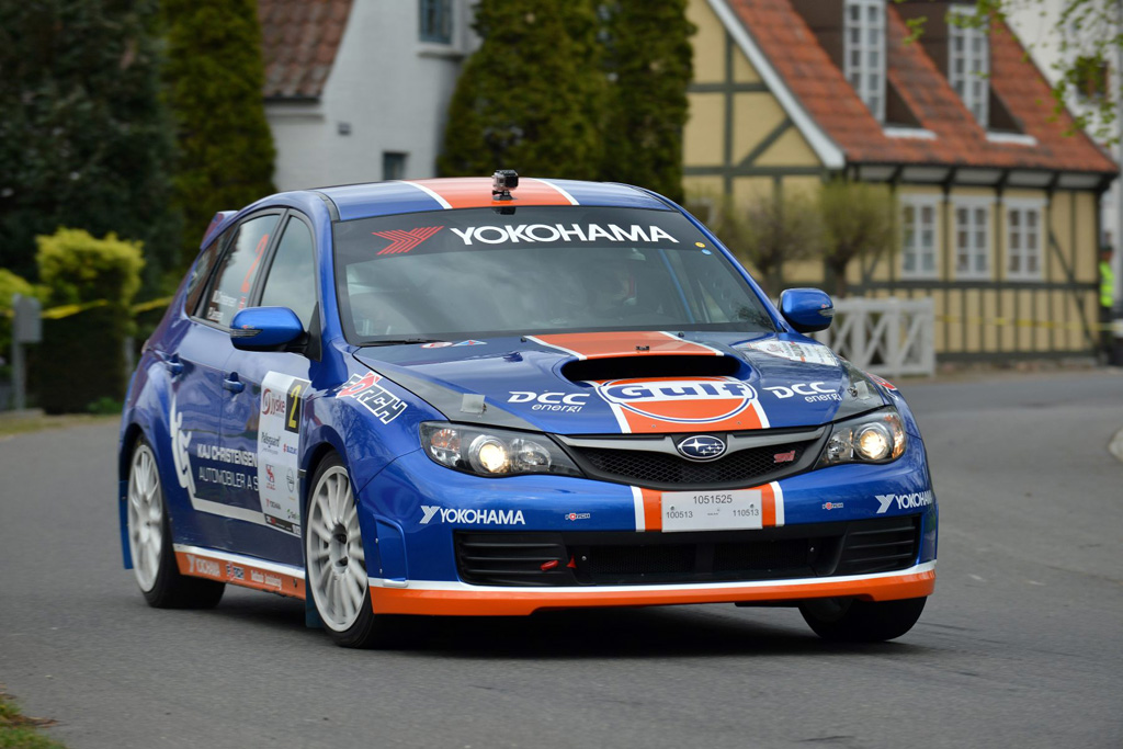 Ved shakedown-testen midt i Juelsminde by havde Max Christensen fuld fart på sin Subaru Impreza WRX. Men efter tre hastighedsprøver var det slut.
(Foto: Michael Eisenberg)